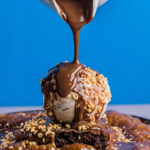 Cascão de sorvete artesanal com calda de chocolate na Sorveteria Berry's Foz do Iguaçu